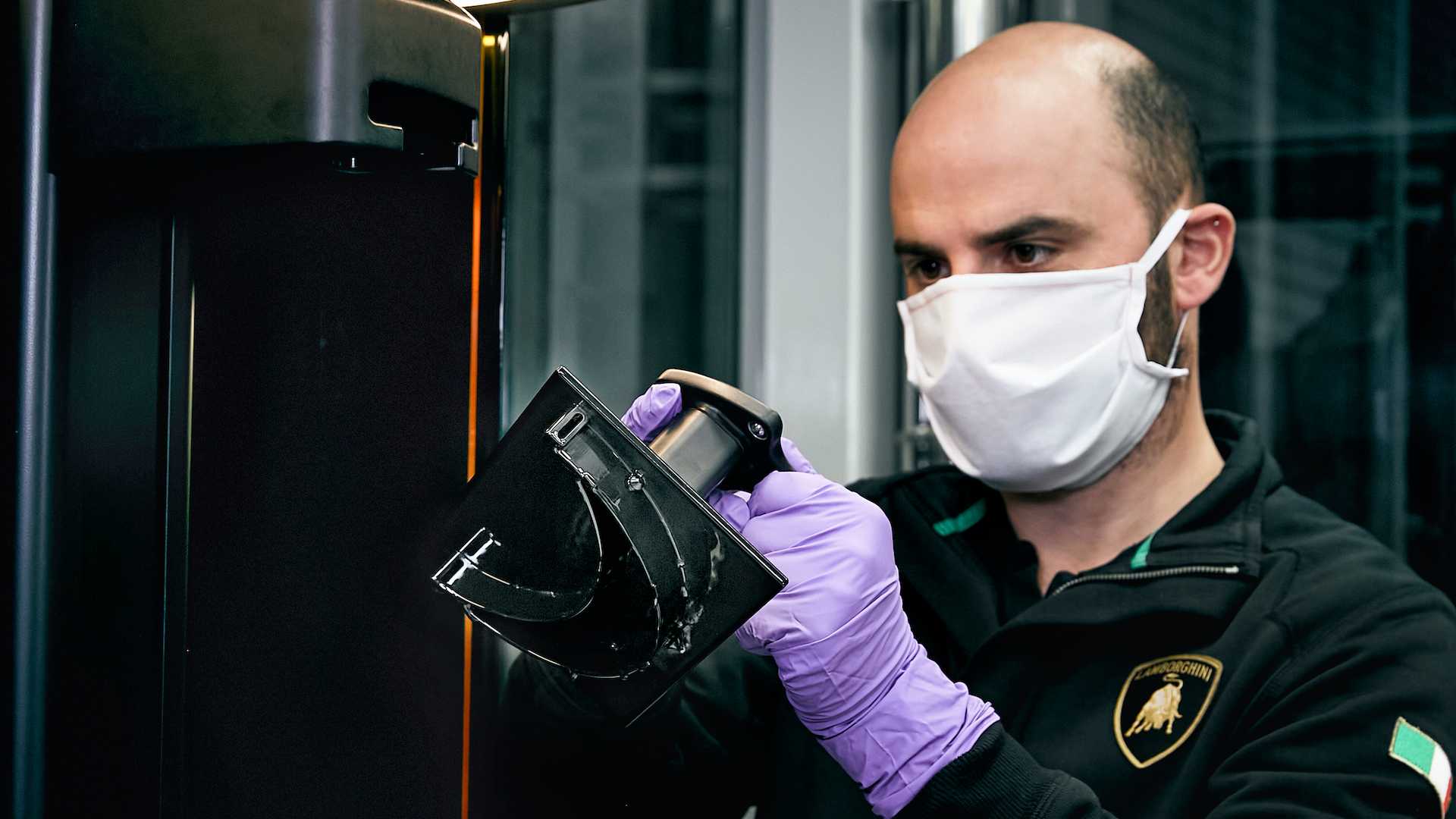 兰博基尼跨界驰援 超跑工艺赋能医疗防护